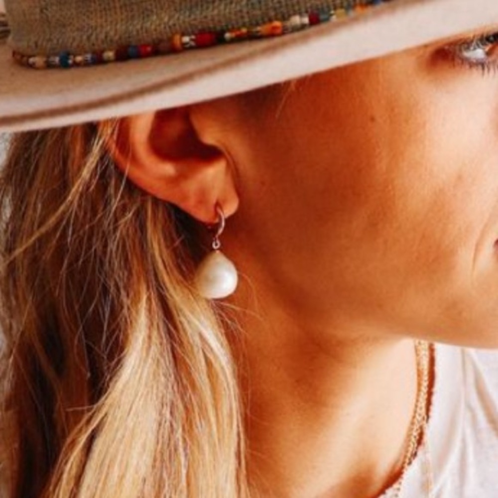 The2Bandits Susana Pearl Drop Earrings - Gold
